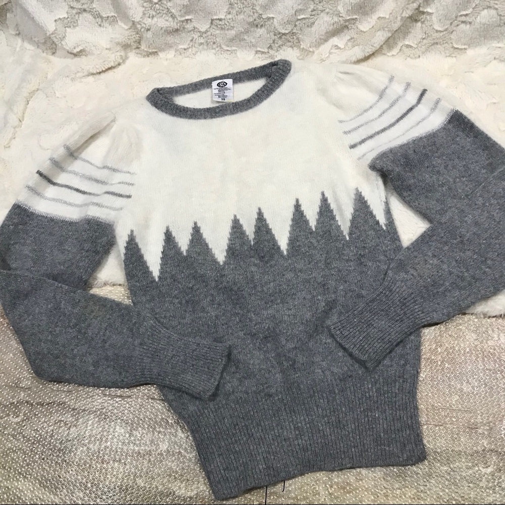 Vintage Dainty 80’s Mohair Winter Design Sweater